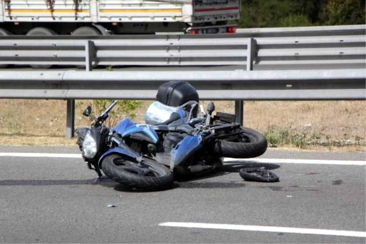 TIR\'a çarpan motosikletin sürücüsü yaralandı