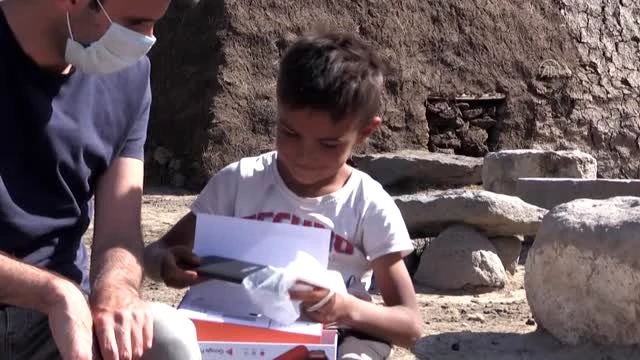 Son dakika haber: Uzaktan eğitime erişemeyen Ağrılı çocuklara tablet desteği