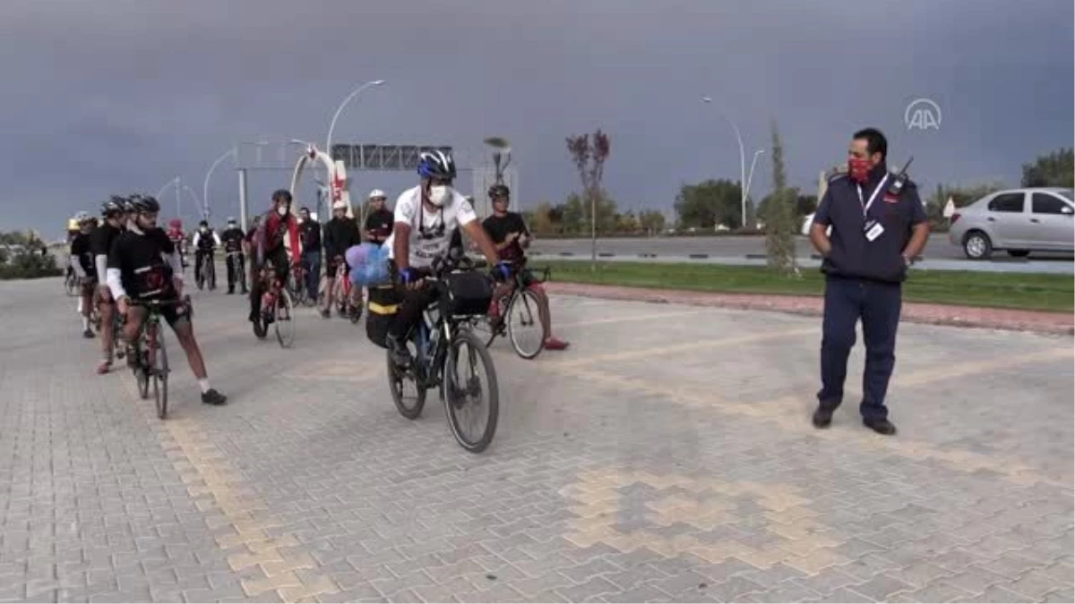 Yetimlere farkındalık için bisikletle Malatya\'dan yola çıkan İHH gönüllüsü Konya\'ya geldi