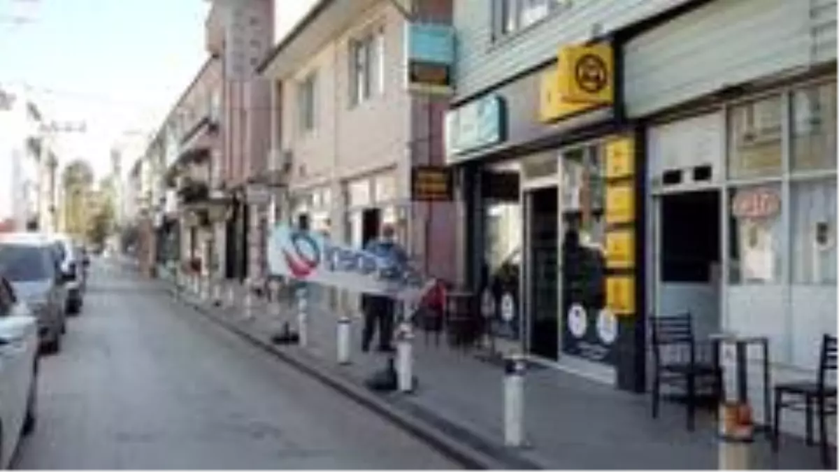 Zabıta ekipleri reklam panolarını kaldırıldı