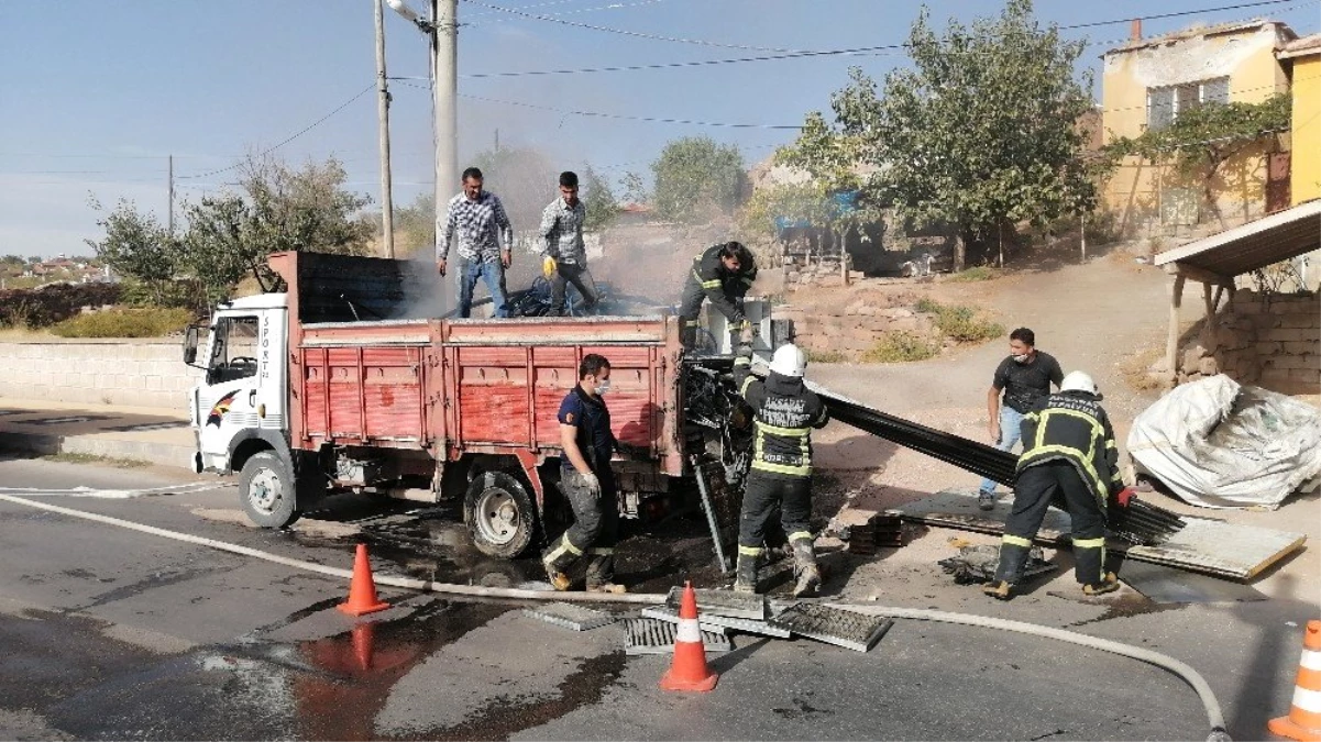 Son dakika haber! Hurda yüklü kamyonet yandı