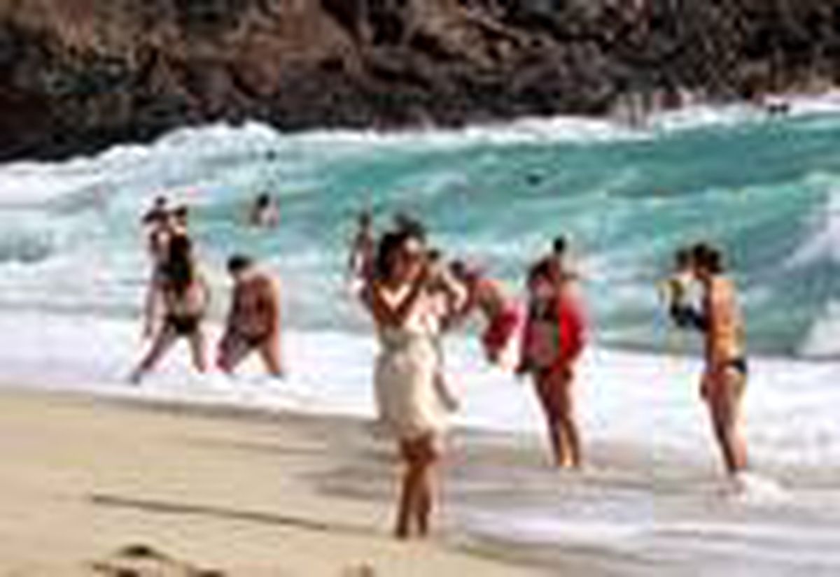 Alanya\'da turistlerin \'dalgalı deniz\' keyfi