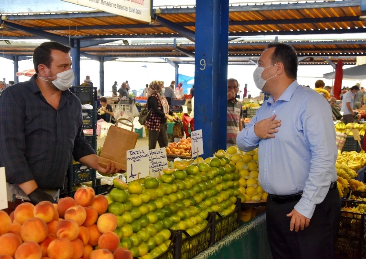 Başkan Dutlulu pazarcı esnafına hijyen seti dağıttı