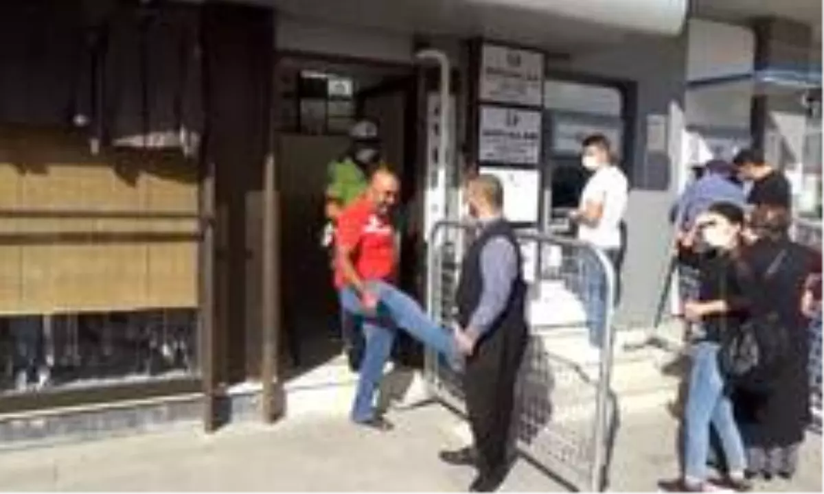 İntihardan vazgeçirilip çatıdan indirildi, kendisinden sonra çatıya çıkmak isteyen kişiyi tekmeledi