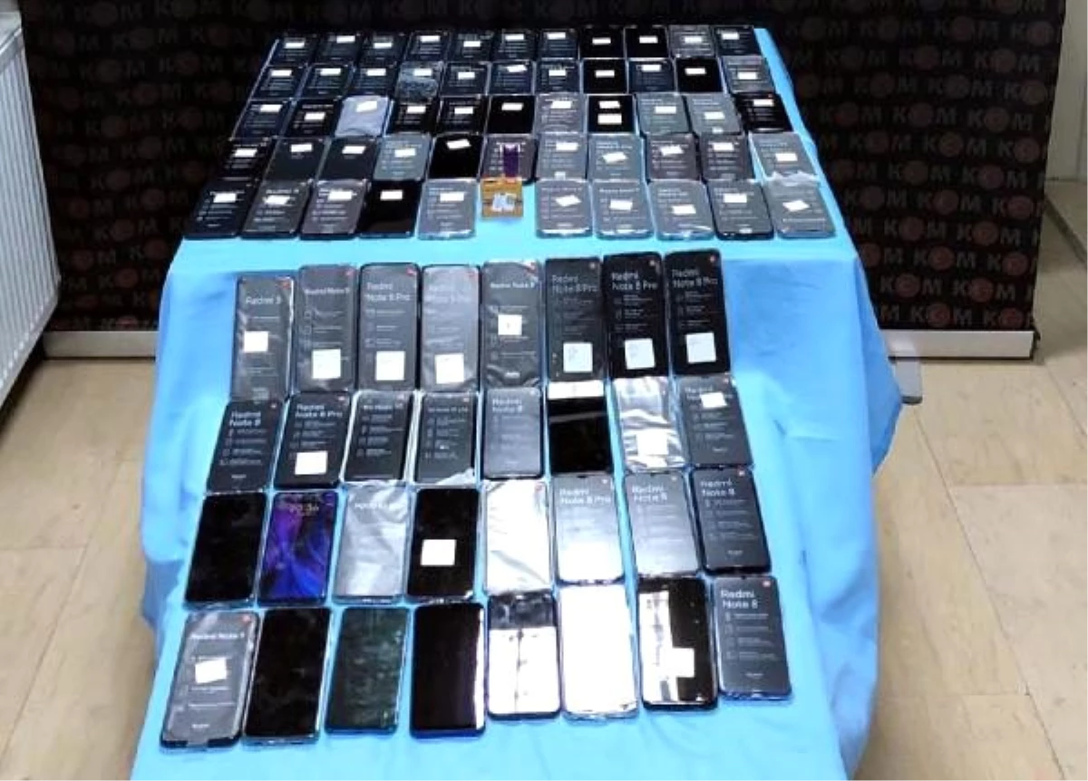 Bitlis\'te, 250 bin liralık kaçak cep telefonu ele geçirildi