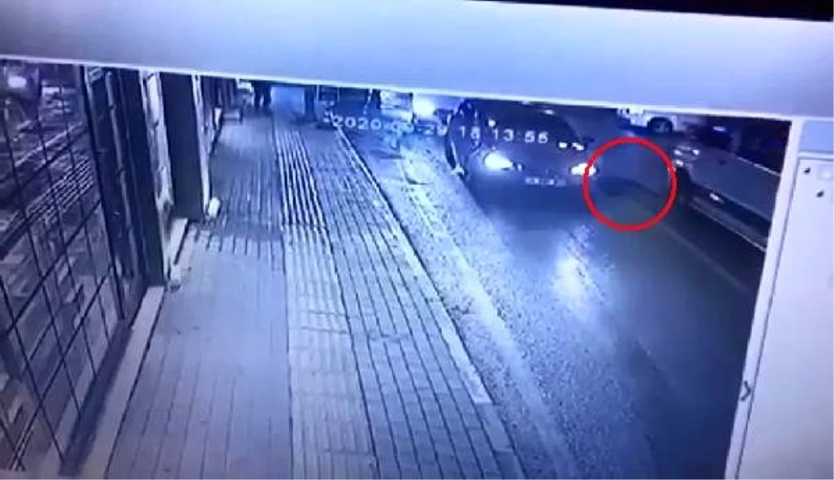 Bursa\'da, servis minibüsünün kadına çarptığı kaza anı güvenlik kamerasında