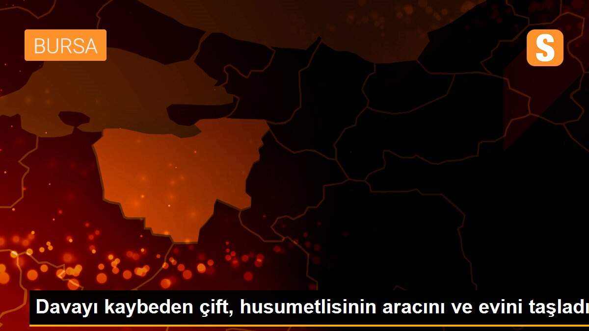 Davayı kaybeden çift, husumetlisinin aracını ve evini taşladı