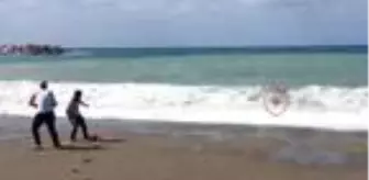 Denizde boğulma tehlikesi geçiren 2 kişi kurtarıldı; o anlar kamerada