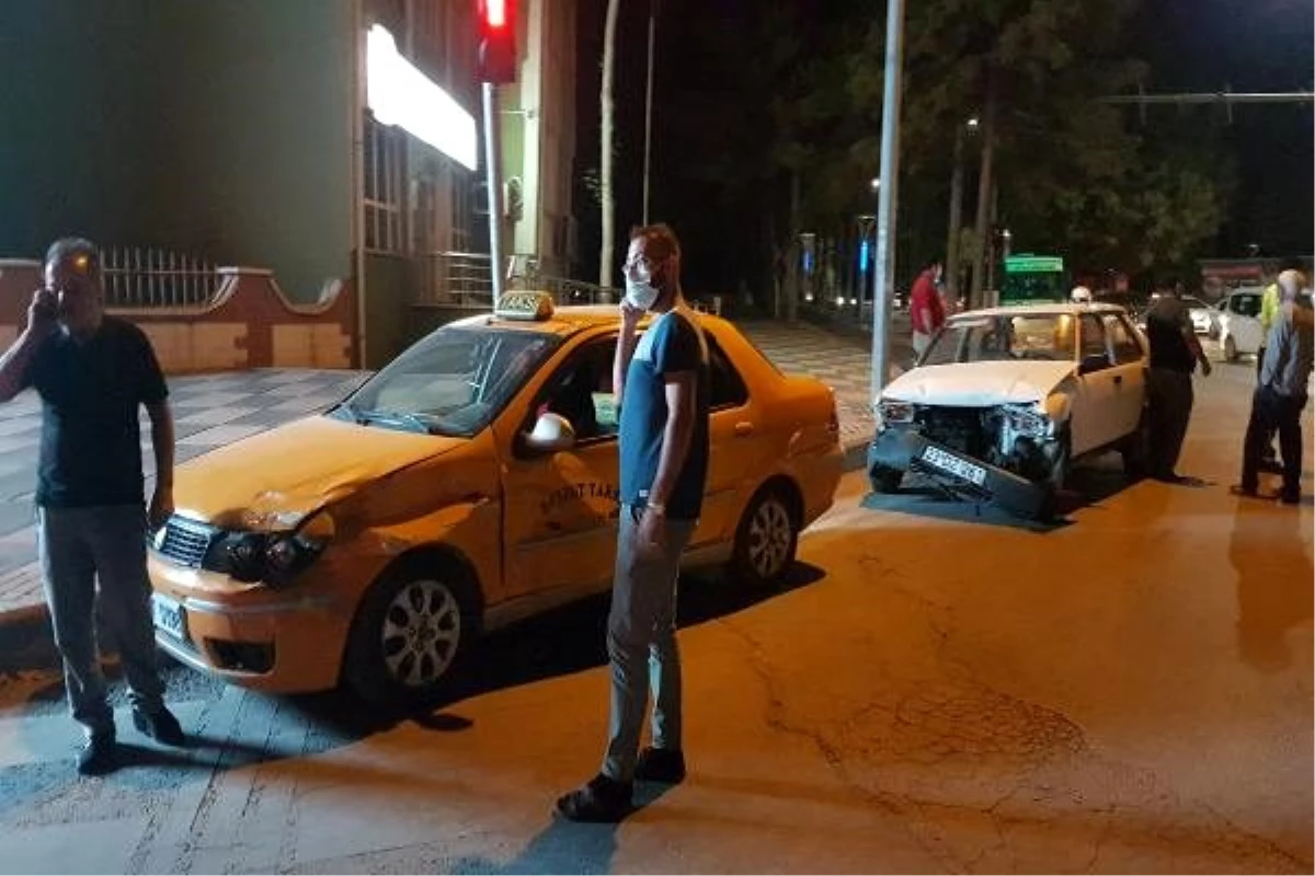 Elazığ\'da otomobil ile taksi çarpıştı: 2 yaralı