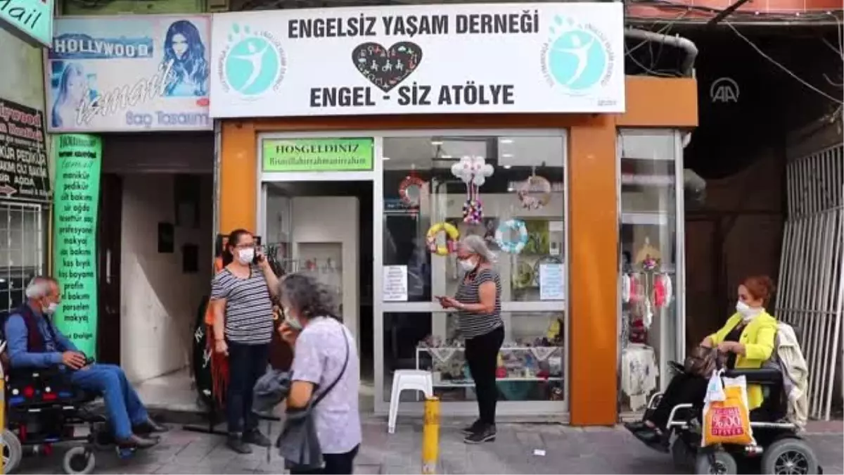 Engel-Siz atölyede hem sosyalleşiyor hem gelir elde ediyorlar