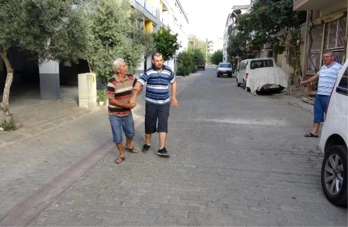 Engelli oğlunu mutlu etmek için 25 yıldır her akşam birlikte yürüyor