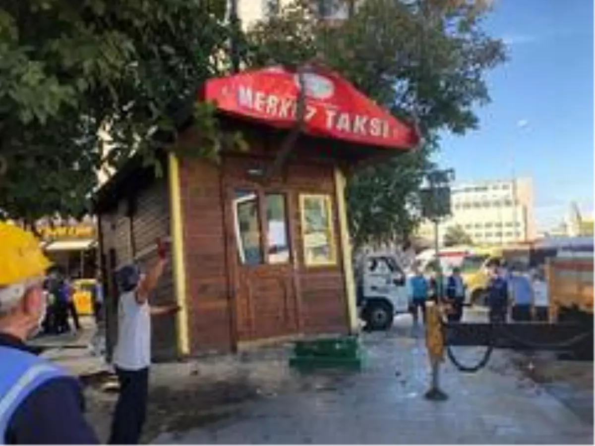 Esenyurt\'ta çatışmaların yaşandığı taksi durakları kaldırıldı