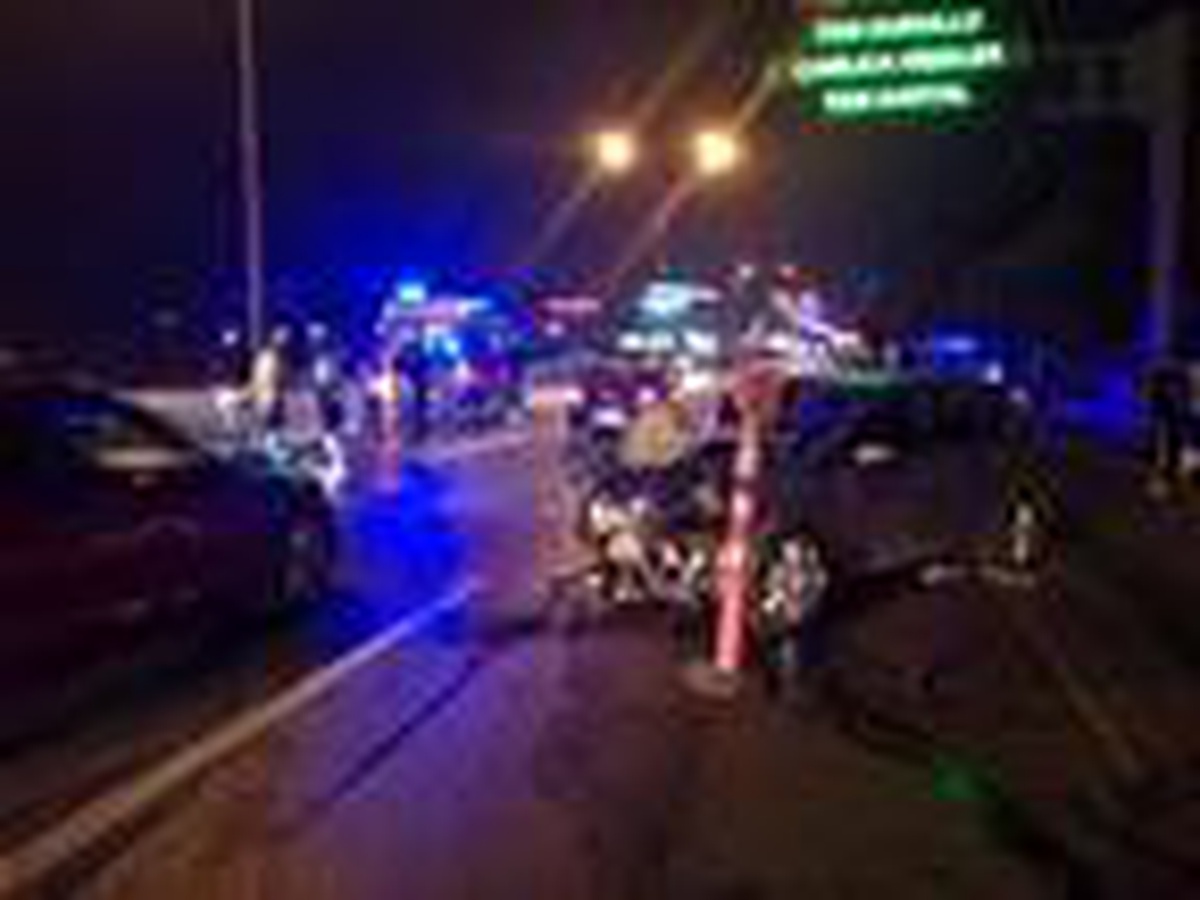Göztepe\'de makas atarak ilerleyen otomobil kazaya neden oldu: 2\'si ağır, 3 yaralı