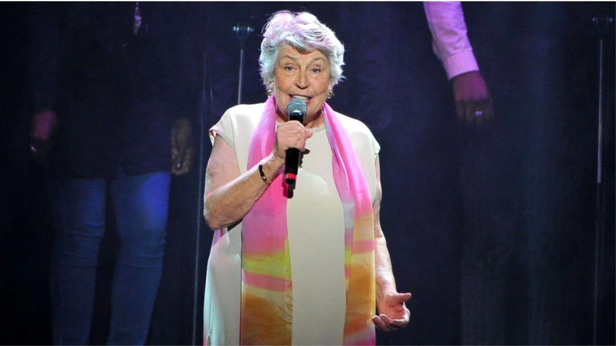 Helen Reddy: Feminist hareketle özdeşleşmiş şarkılardan "I Am Woman"ın yazarı Avustralyalı şarkıcı...