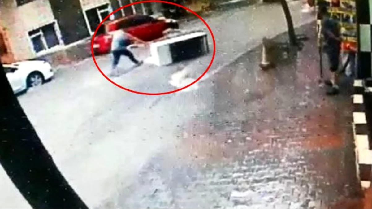 İstanbul\'da bir vatandaş sele kapılan buzdolabının peşinden koştu