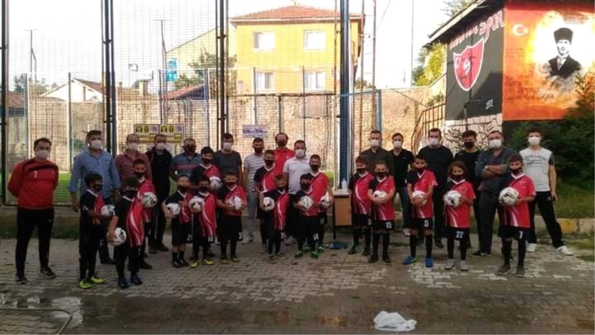 Karaköyspor futbol okulundaki minik futbolculara hijyen eğitimi verildi