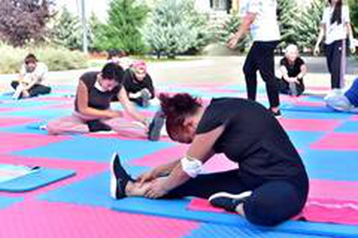 Mamaklı kadınlardan sosyal mesafeli spor