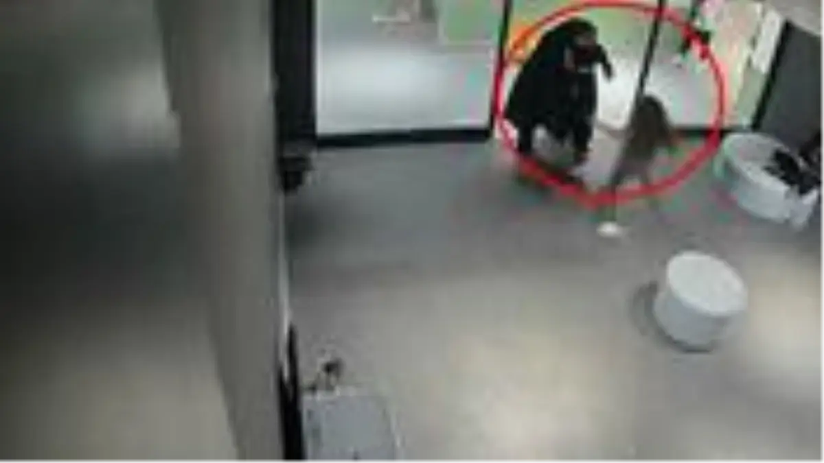 Maske takmadılar diye kendilerini uyaran çocuğu darp eden kadınlar kamerada!