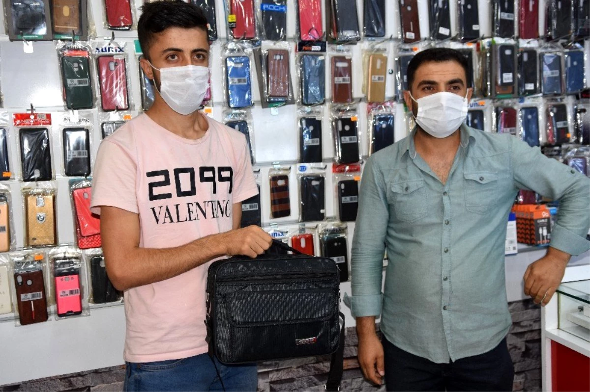 Suriyeli genç kaldırımda bulduğu telefon dolu çantayı sahibine teslim etti