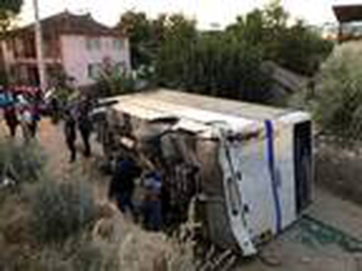 Tanker, tarım işçilerini taşıyan midibüse çarptı: 26 yaralı