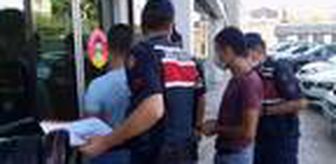Toprağa gömdükleri uyuşturucuyu çıkarırken yakalandılar