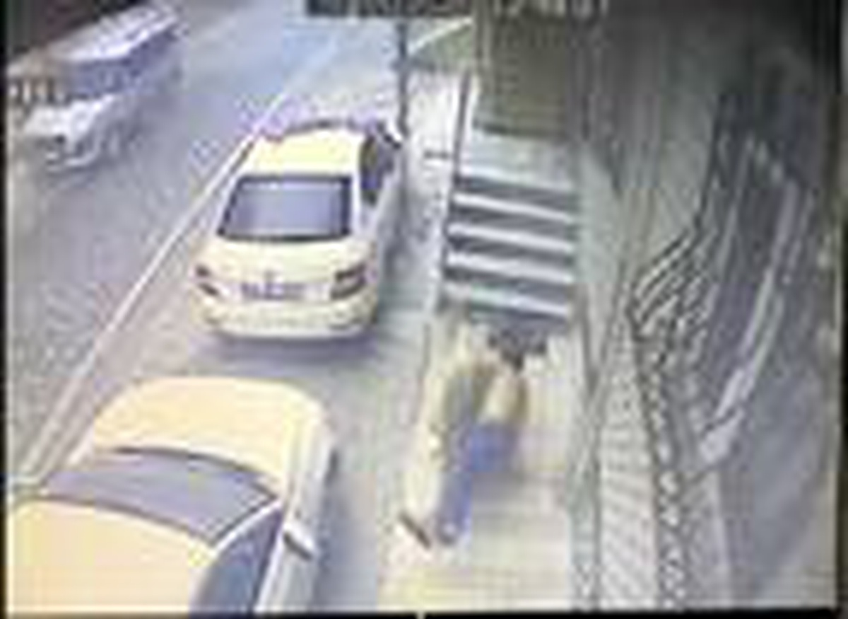 Üsküdar\'da otomobilini doludan korumak isterken böyle düştü