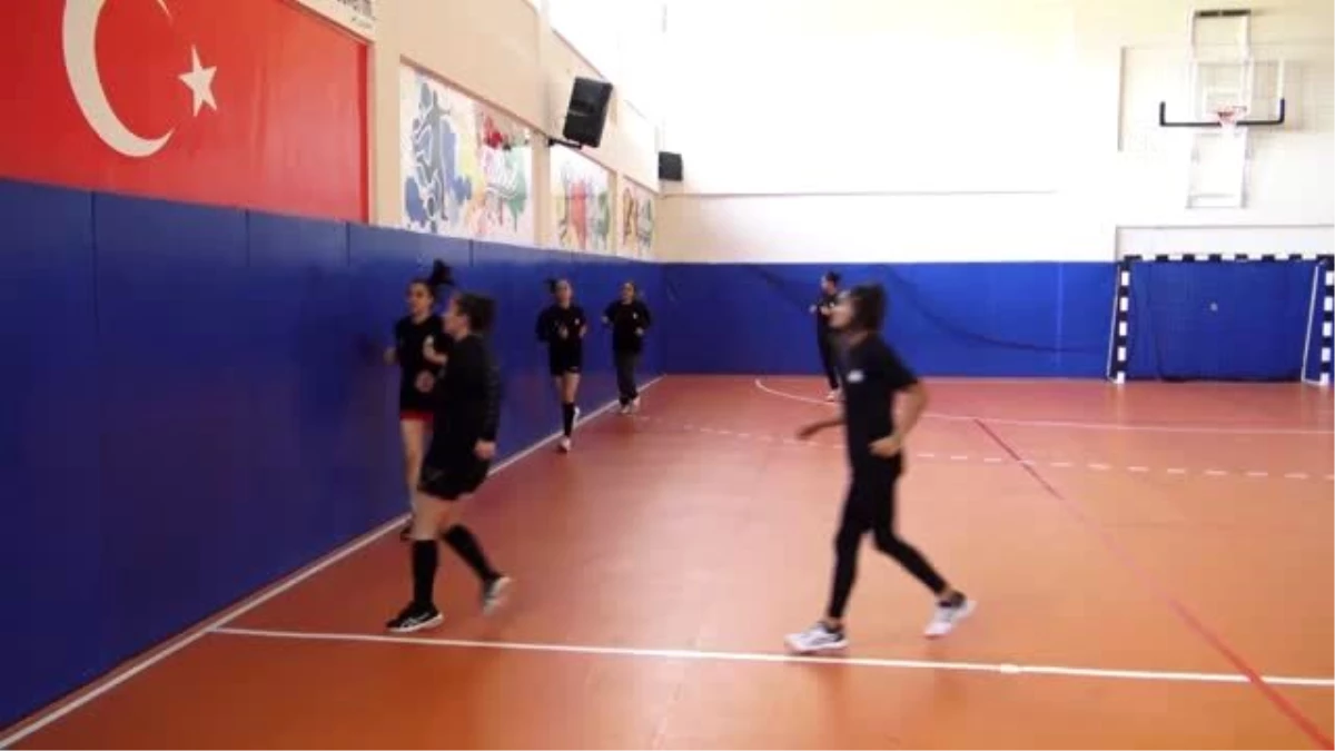 Vali Aydoğdu\'dan Aksaray Belediyespor Kadın Hentbol Takımı\'na ziyaret