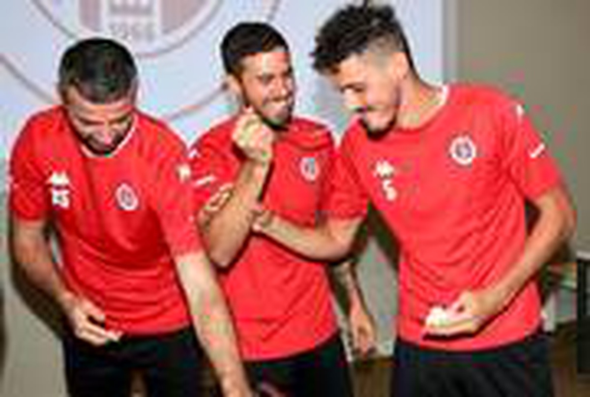 Antalyaspor\'da antrenman öncesi doğum günü sürprizi