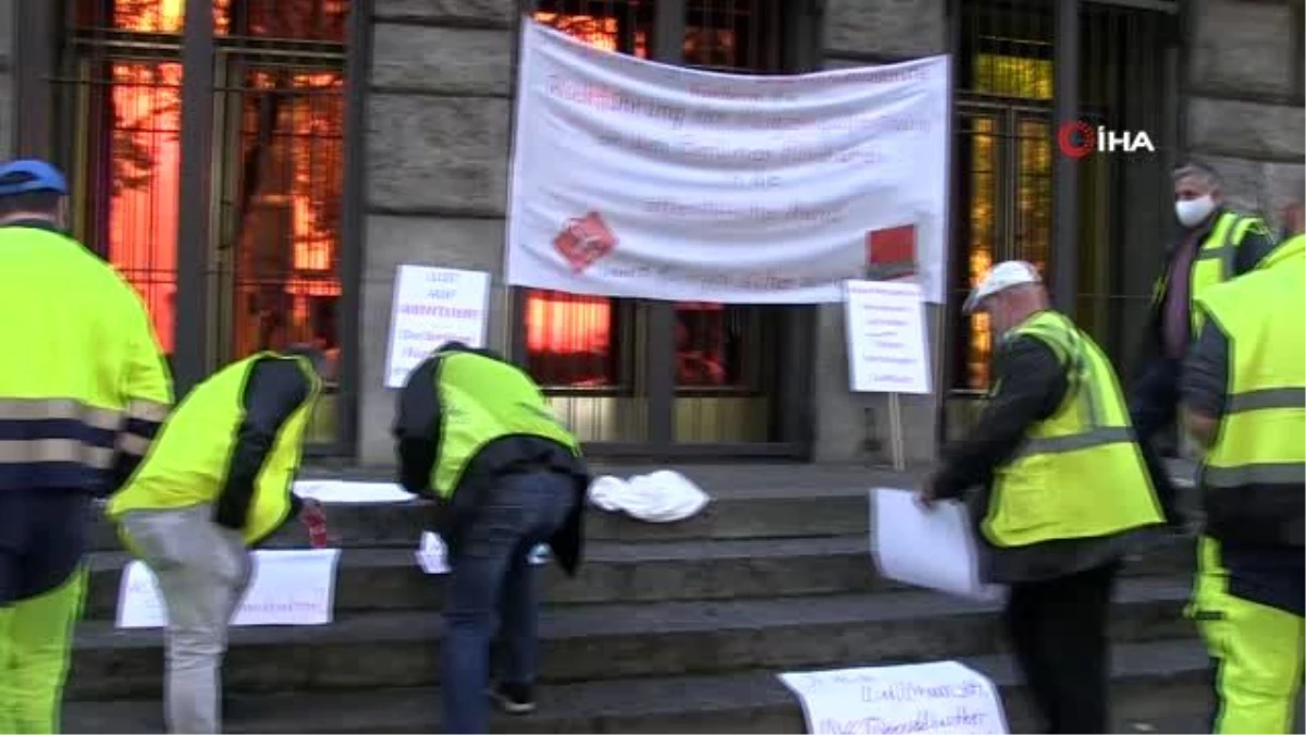 Berlin\'deki Tegel Havalimanı çalışanlarından "işimi istiyorum" protestosu