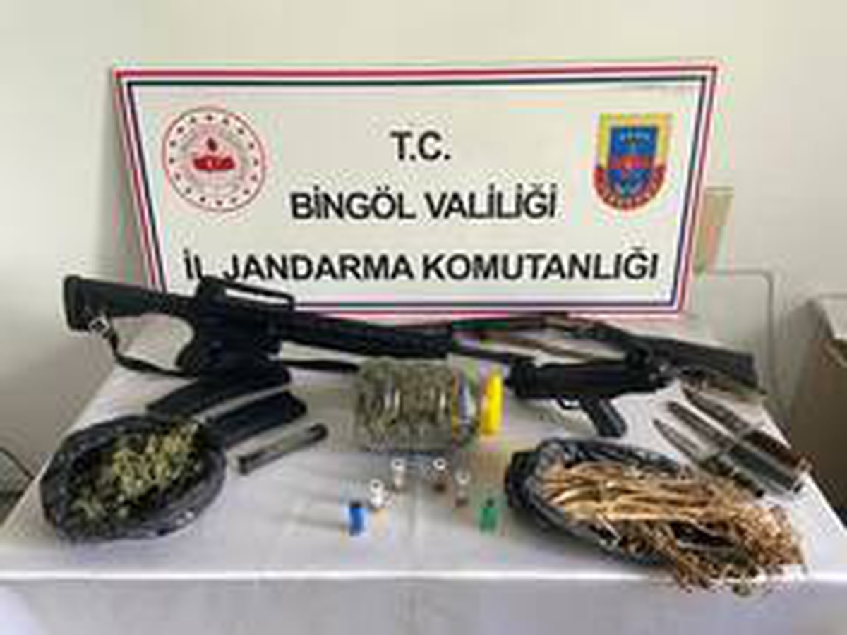 Son dakika! Bingöl\'de operasyon, silahlar ve uyuşturucu ele geçirildi