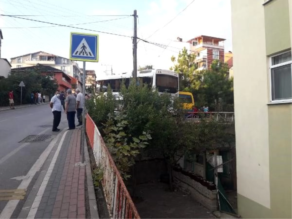 Son dakika haberi: Kocaeli\'de direksiyon başında kalp krizi geçiren midibüsün sürücüsü öldü