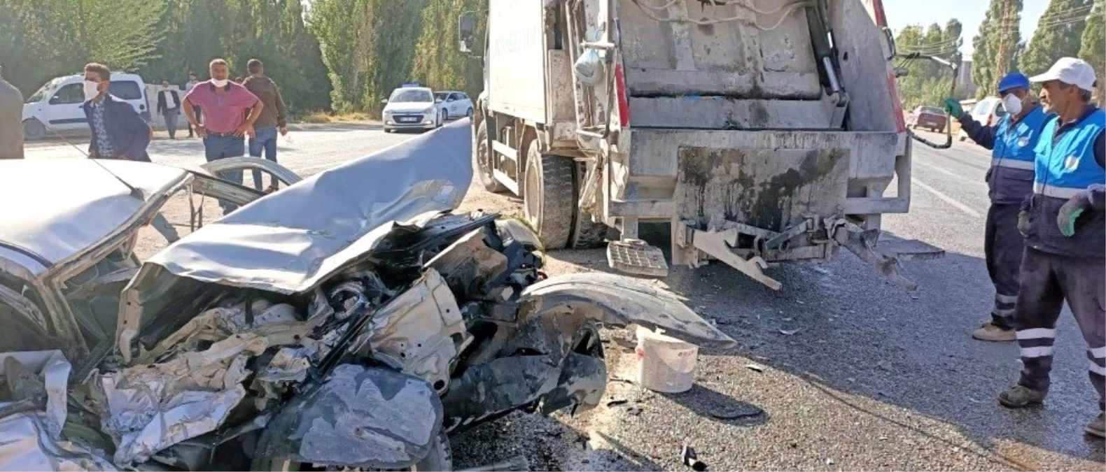 Erciş\'te otomobil çöp kamyonuna çarptı: 2 yaralı
