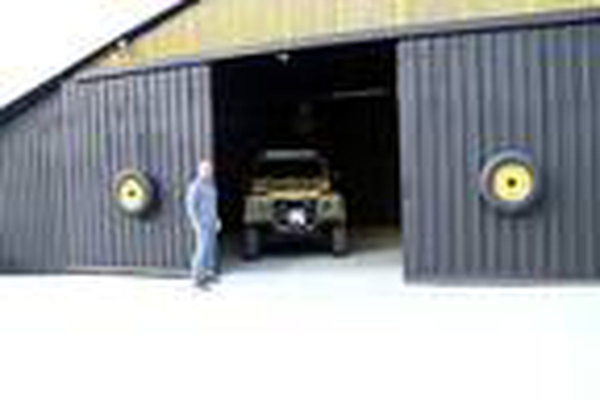 Bulduğu eski cipleri yenileyerek ilk günkü haline getiriyor