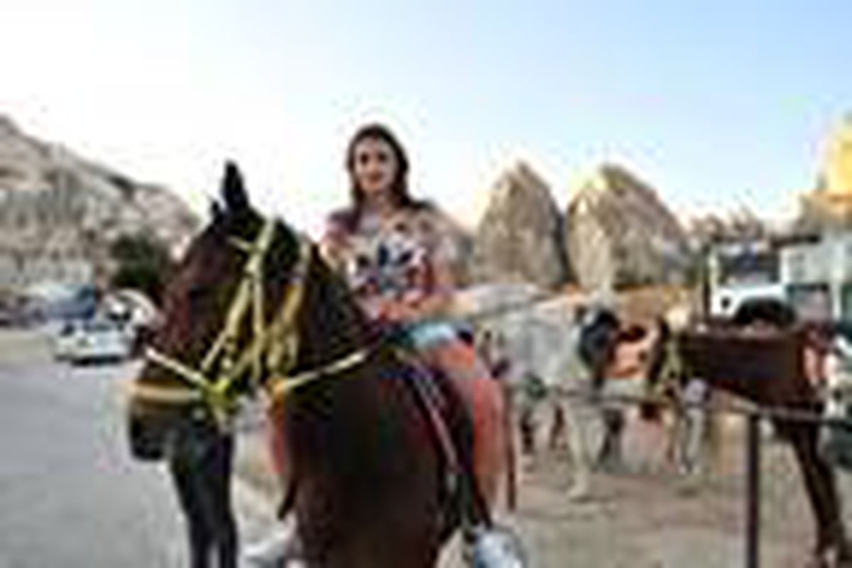 Kapadokya\'da peribacaları arasında atlı safari