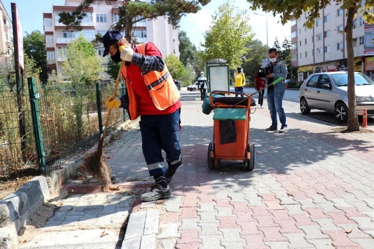 Kargayı eliyle besleyen temizlik işçisi altınla ödüllendirildi