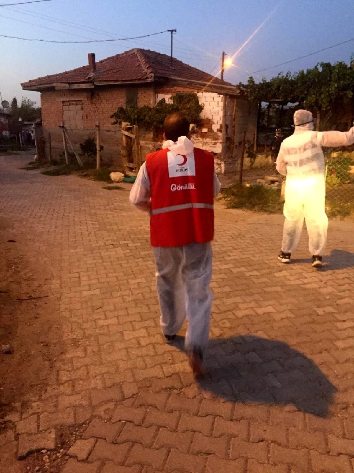 Kızılay, Sarayköy\'de karantinadaki ailelerin yardıma koştu