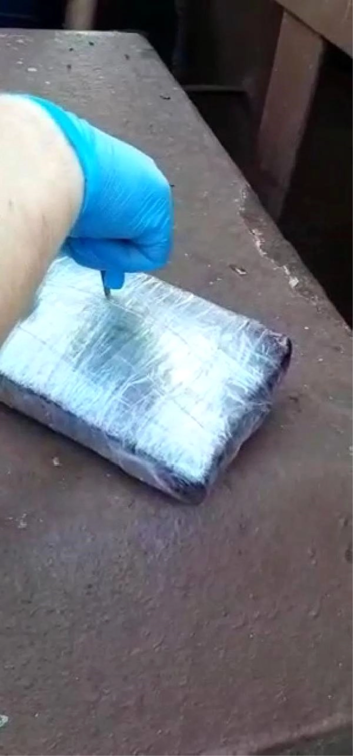 Kolombiya\'dan gelen gemide kokain ele geçirildi; 6 yabancı uyrukluya gözaltı