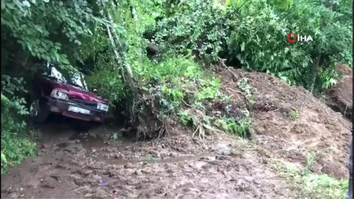 Rize\'de şiddetli yağış sonrası heyelan meydana geldi: 1 araç toprak altında kaldı