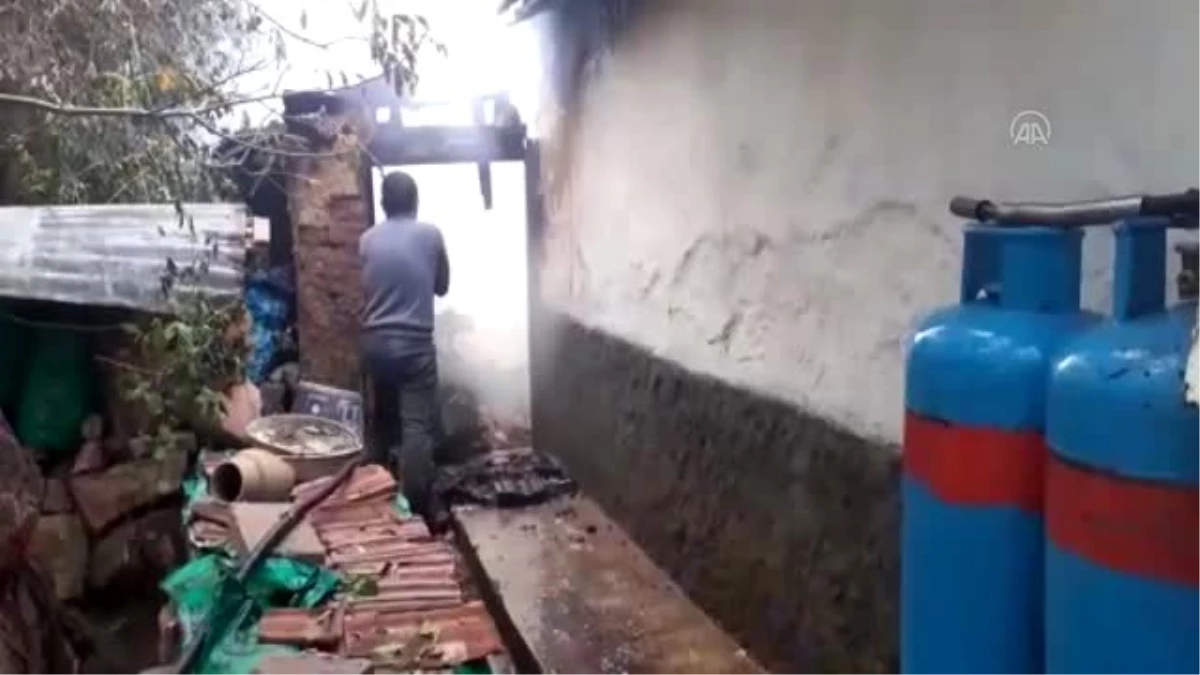 Son dakika haberi | Sivas\'ta çıkan yangında bir ev ve depo kullanılamaz hale geldi
