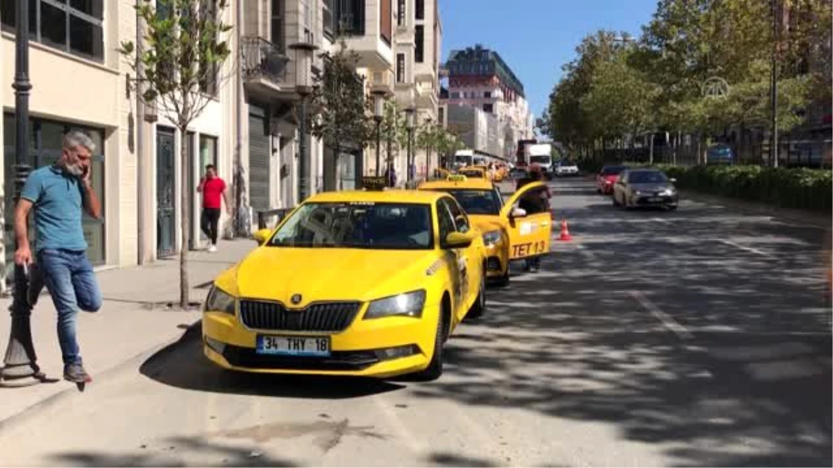 Son dakika haber | Taksim\'de karantina ihlali yapan taksi şoförü sağlık ekiplerine teslim edildi