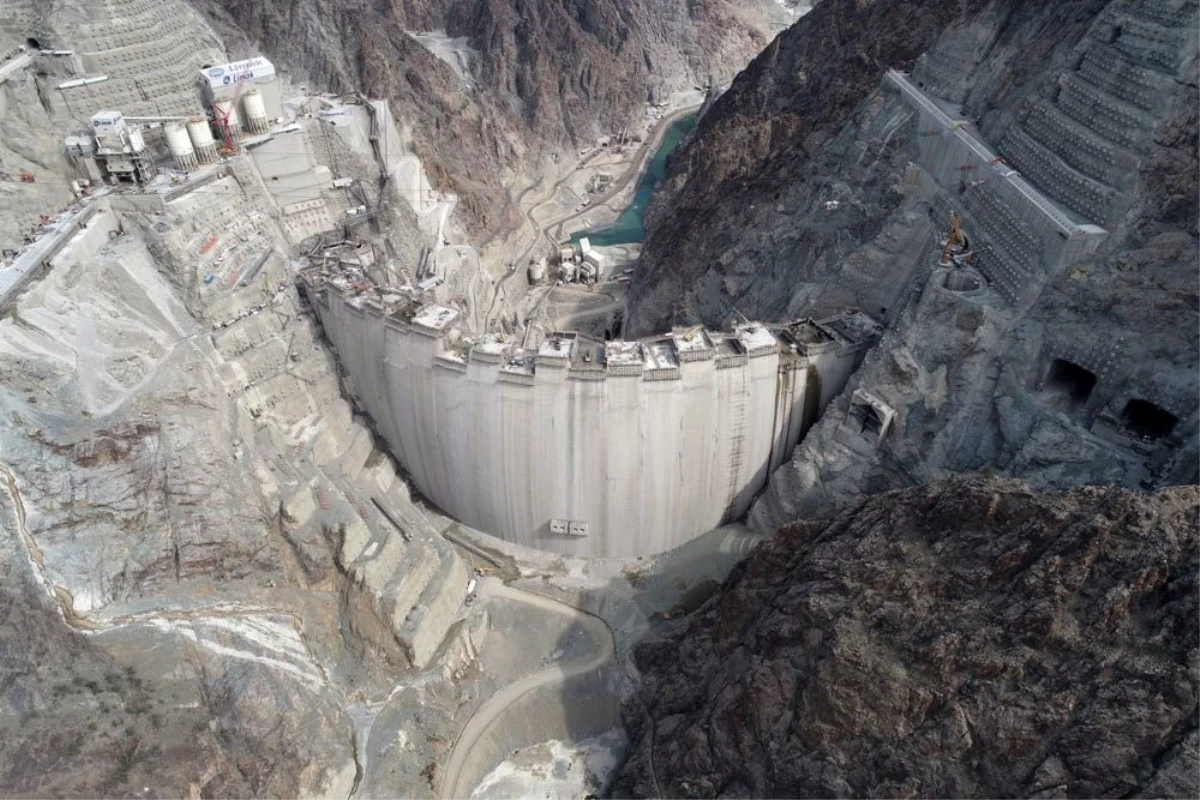 Türkiye\'nin en yüksek gövdeli barajının gövdesinin tamamlanmasına 40 metre kaldı
