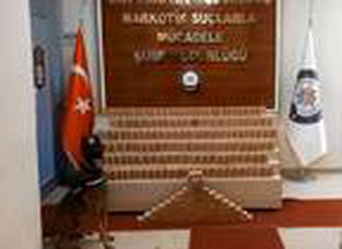 Van\'da 102 kilo eroin ele geçirildi; polis uyuşturucu ile \'Karabağ\' yazdı