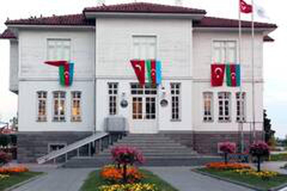 Yalova Kent Müzesi Türk ve Azerbaycan bayrakları ile donatıldı