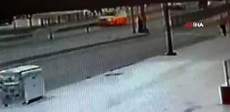 Yolun karşısına geçmeye çalışan kadına servis minibüsü böyle çarptı
