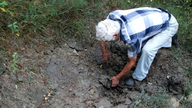 Bartın'ın Dodurga köyünde topraktan çıkan gaz çakmak çakınca yanıyor