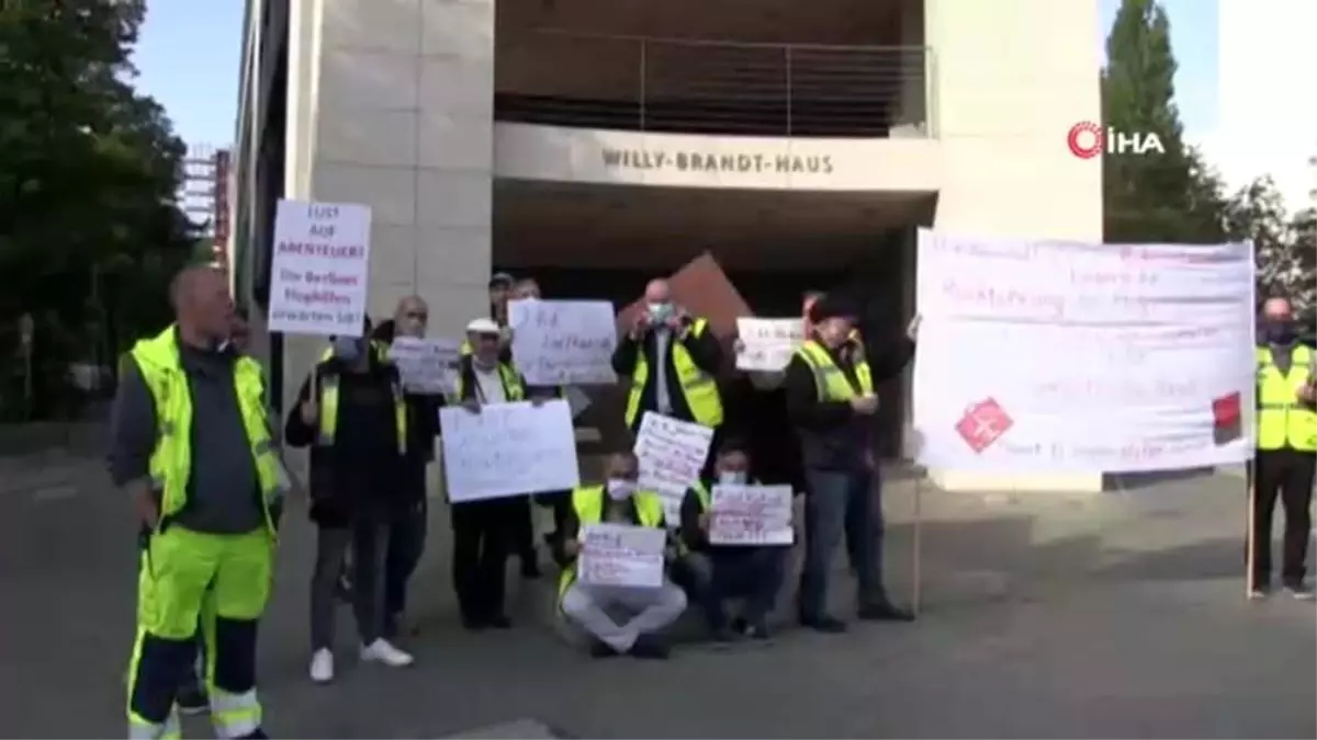 Berlin\'deki Tegel Havalimanı çalışanlarından "işimi istiyorum" protestosu