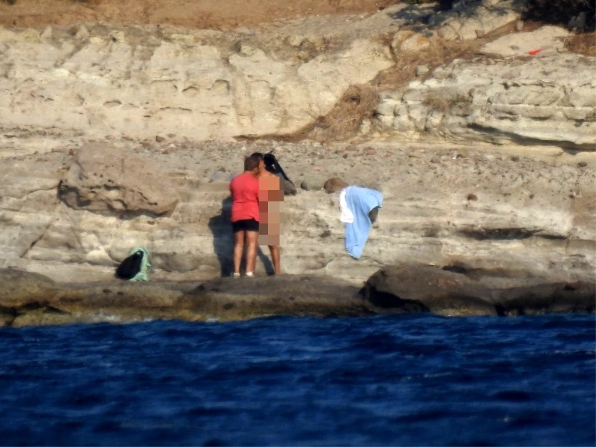 Bodrum\'da güpegündüz rezalet! Ünlü koya gelen bir grup erkek akşama kadar çırılçıplak yüzüp, ilişkiye girdi