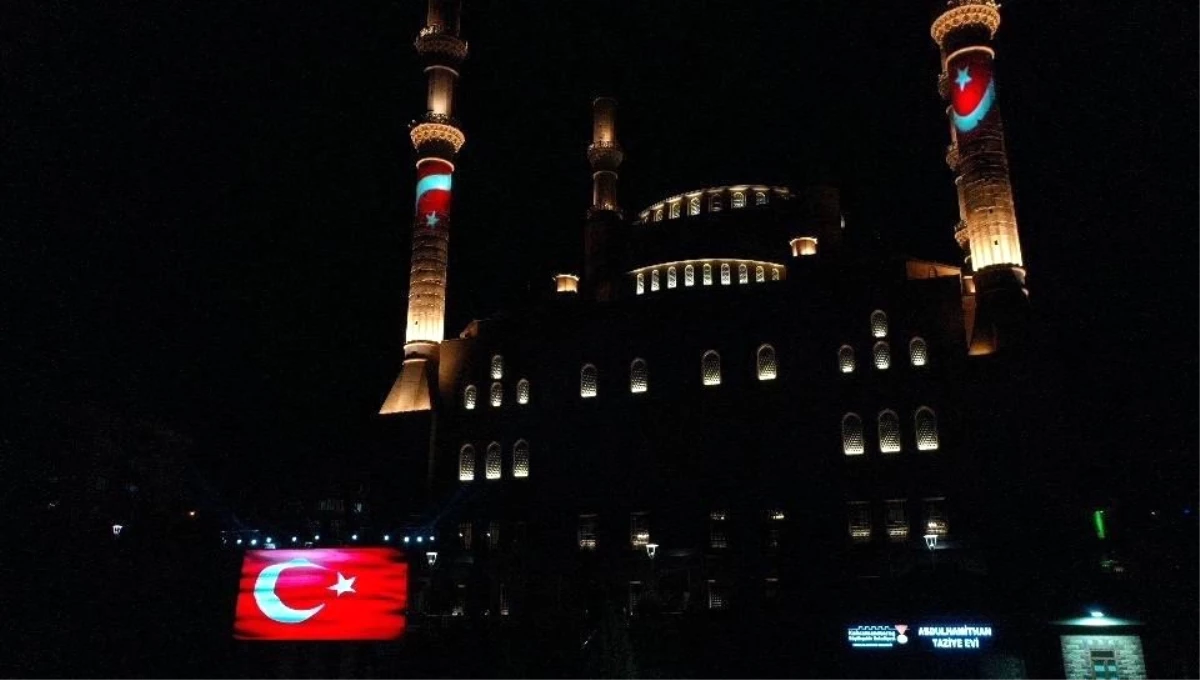 Camiye yansıtılan ışıklı bayrak ile Azerbaycan\'a destek
