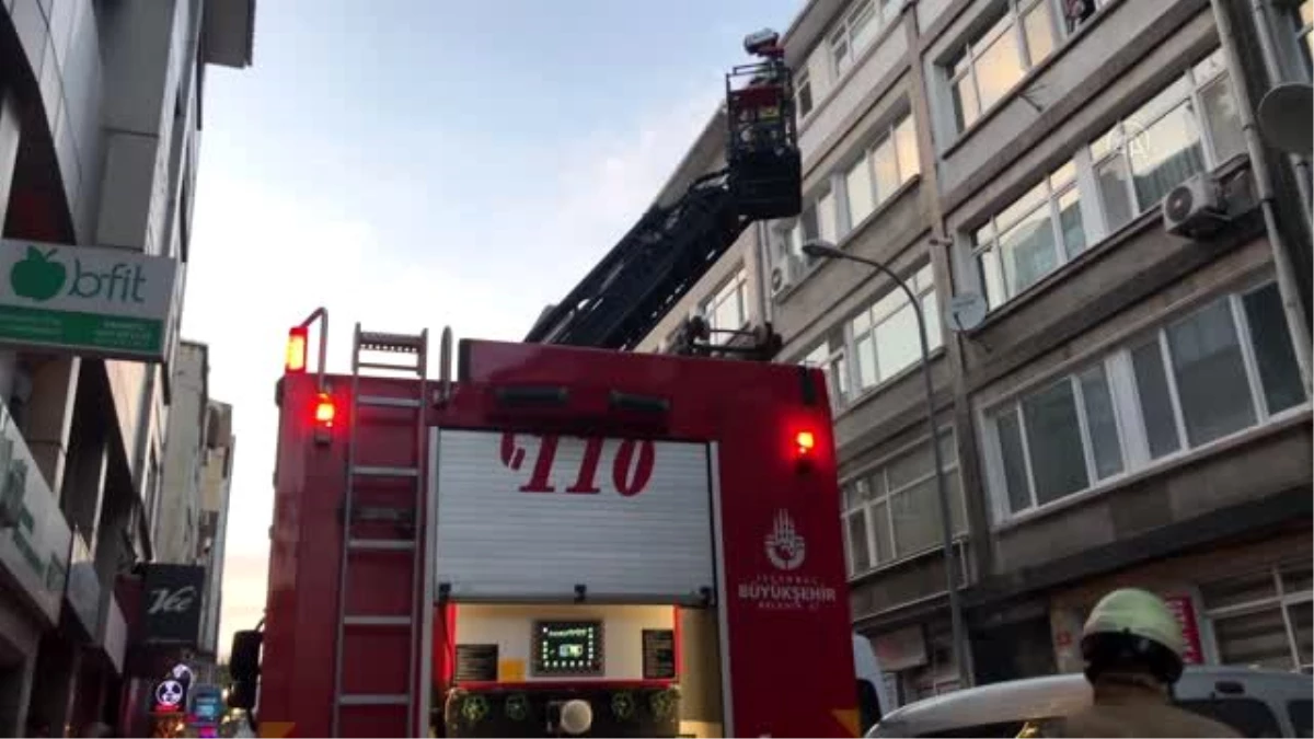 Son dakika haberi: Kadıköy\'de 5 katlı apartmanda yangın çıktı