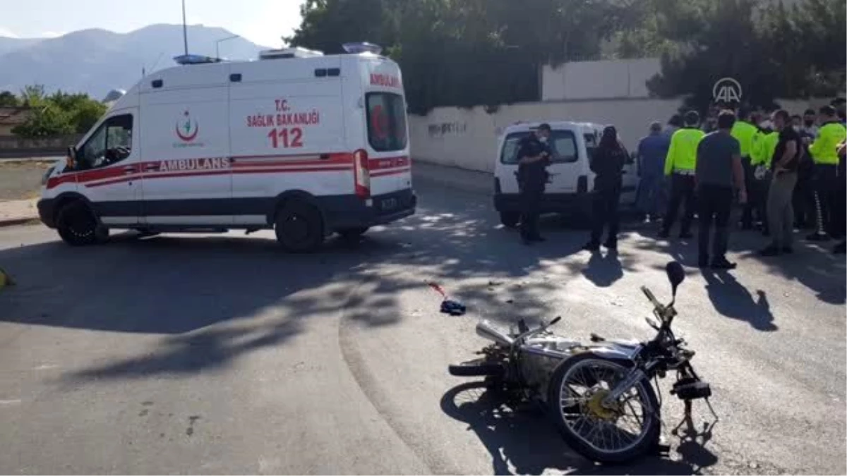 Kamyonetle çarpışan motosikletin sürücüsü ağır yaralandı